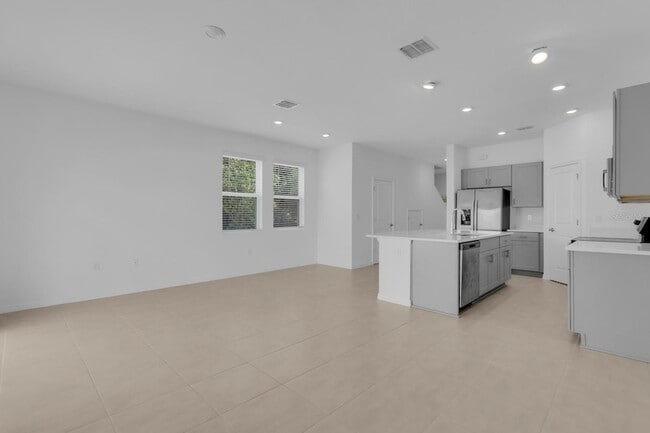 Building Photo - 3010 Canary Ave