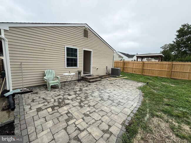 Building Photo - 222 Samdin Blvd