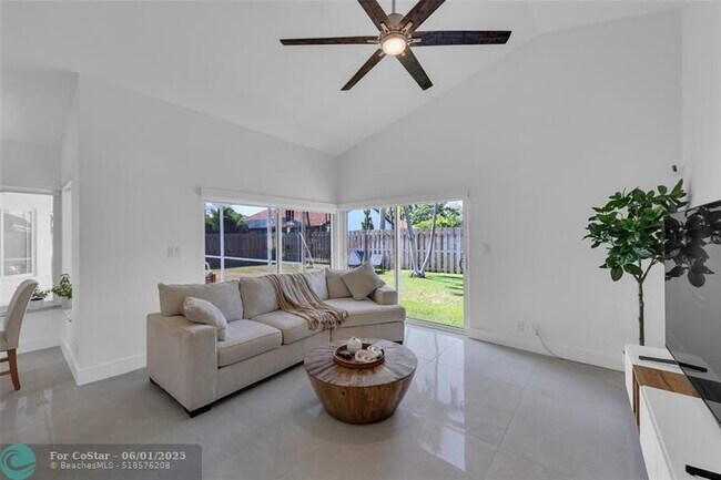 Building Photo - 9585 Carousel Cir S