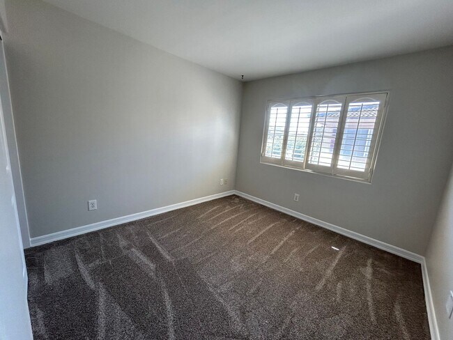 Building Photo - Updated 3 Bed/2.5 Bath Townhome in Gate Community in Anaheim