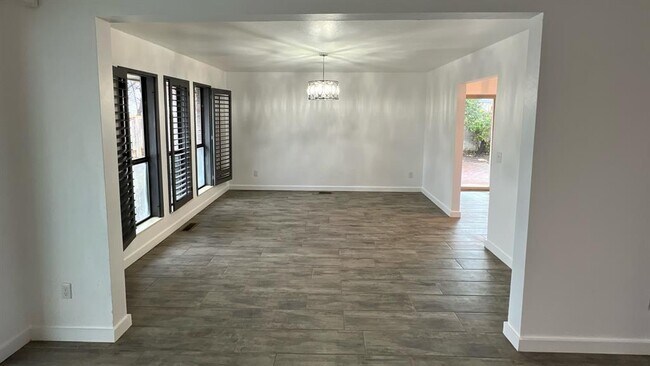 Building Photo - 12510 Maple Ridge Rd