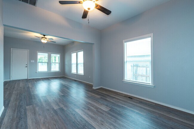 Building Photo - Beautiful 2 Bed 1 Bath in Quiet Area