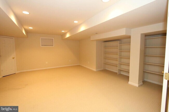 Building Photo - 10208 Sorrel Ave