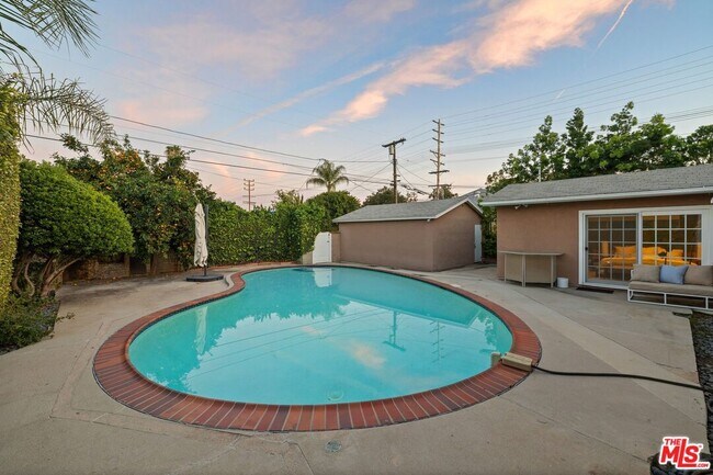 Building Photo - 5208 Woodman Ave