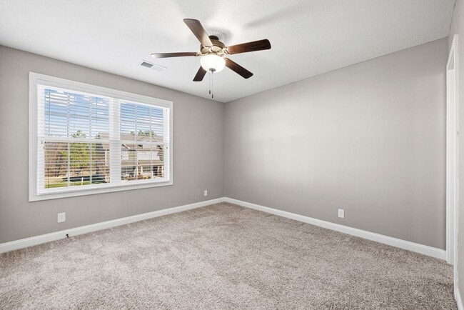 Building Photo - Beautiful 2 Bedroom 2 1/2 Bath Condo For Rent Near Beachaven Vineyard!