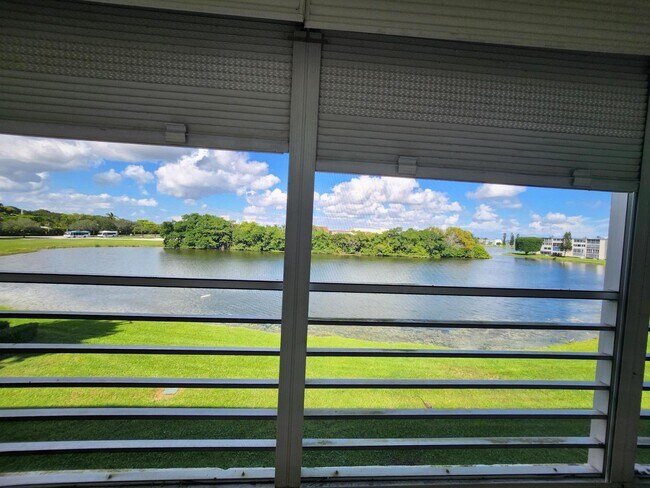 Building Photo - 3059 Ainslie Dr