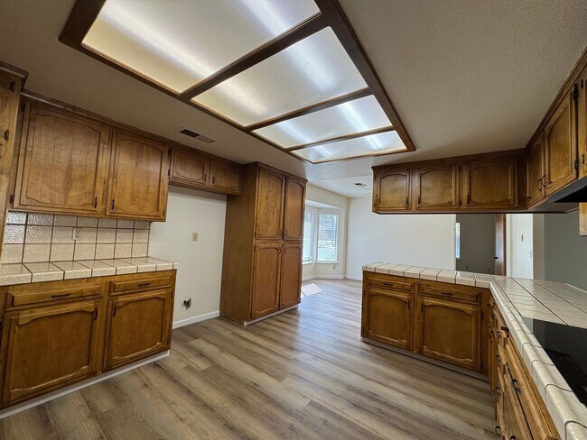 Building Photo - 657 W Escalon Ave