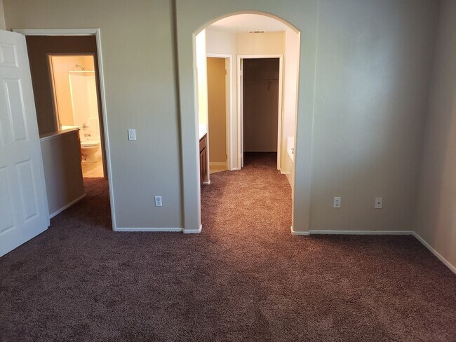 Building Photo - 4 Bedroom 2.75 Bathroom House