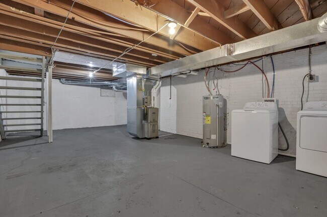 Building Photo - Modern 2BR Townhouse Walk to Downtown All Utilities Included