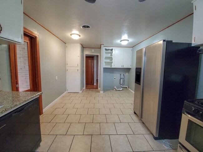 Building Photo - 4 Bedroom 2 bath Home in Shawnee