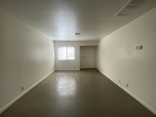 Building Photo - Garden Level Apartment - Completely Renovated!