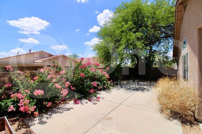Building Photo - 579 W Tara Danette Dr
