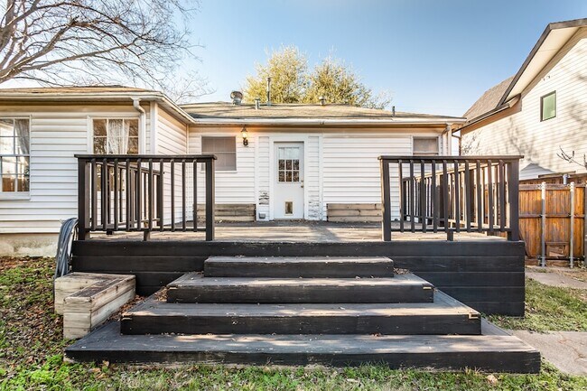 Building Photo - 8642 Daytonia Ave