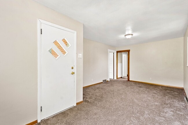 Building Photo - Stunning 3 bed, 2 bath home in Ambridge available August 15!