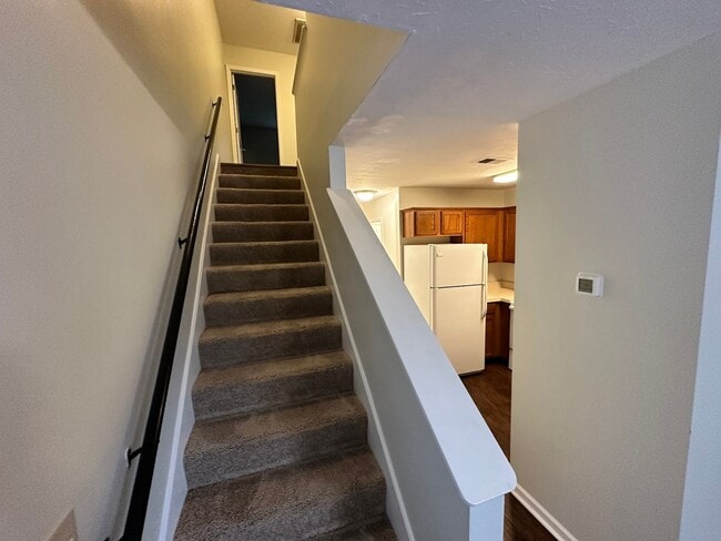 Building Photo - Beautiful Townhouse! All Electric, Washer/Dryer Included! Off-Street Parking, Convenient Location