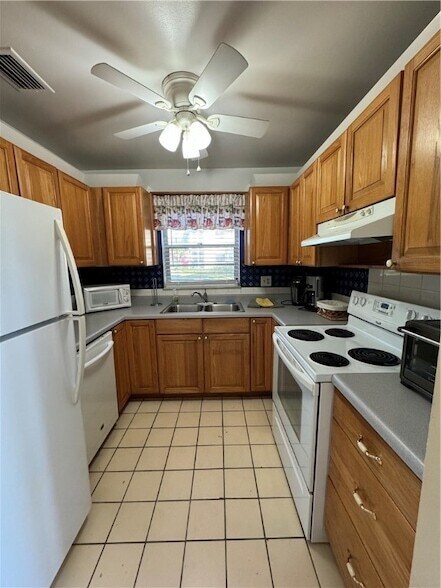 Building Photo - 96 Spring Lake Dr