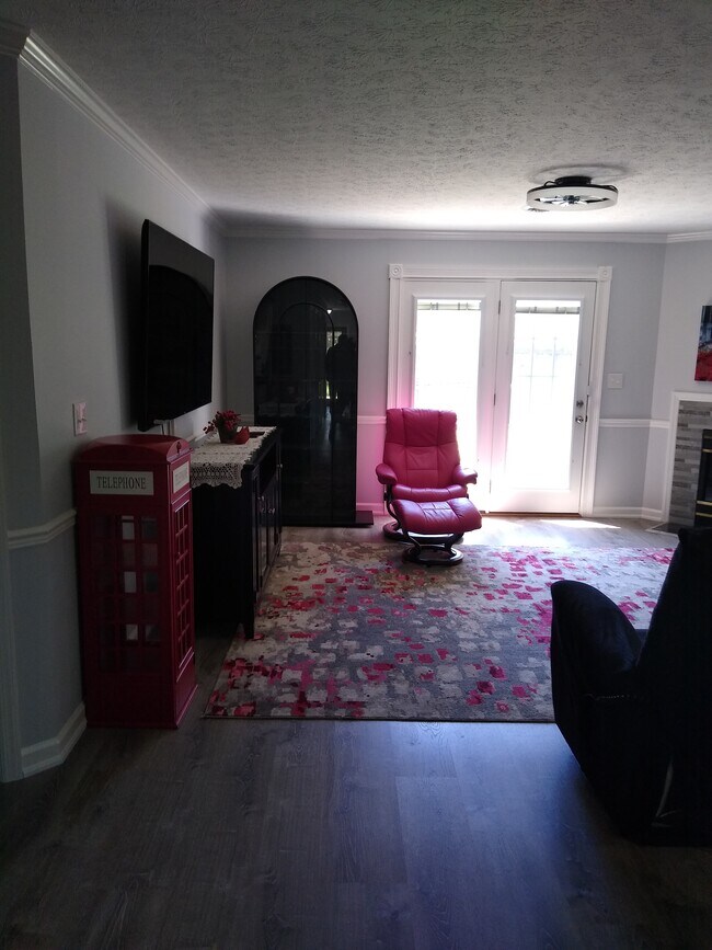 Building Photo - 101 Pinewood Dr