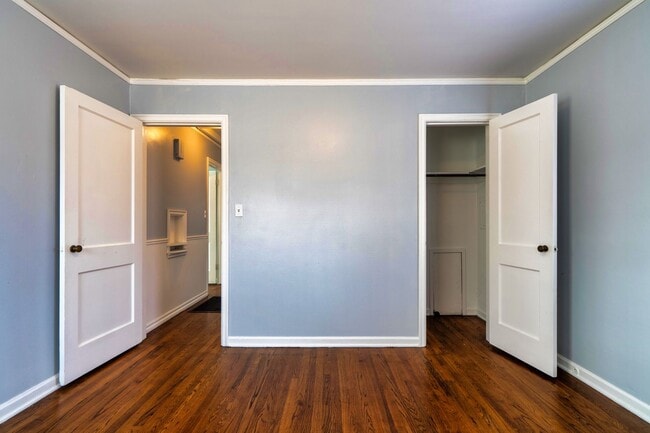 Building Photo - Adorable move in ready bungalow.