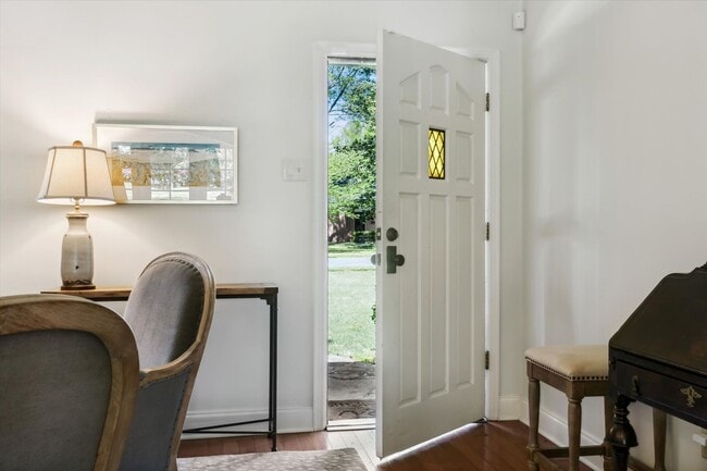 Building Photo - 5 bedroom 3 bathroom with over 3,500 square feet in East Memphis near Walnut Grove and Perkins