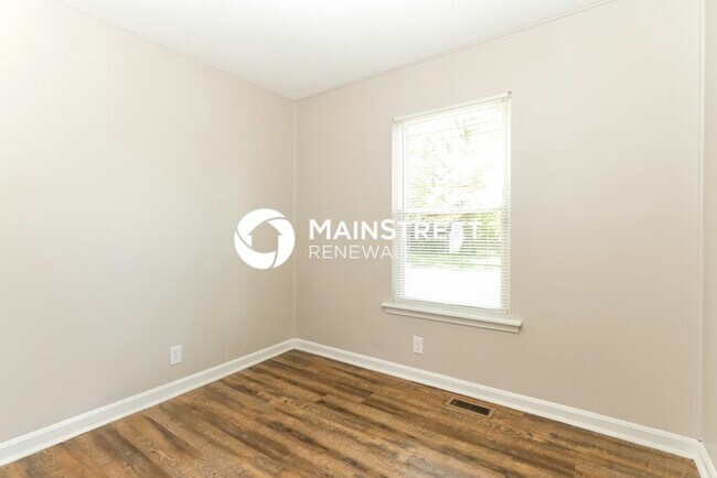 Building Photo - 3 Bedroom Pet-Friendly Home in Louisville, KY with Main Street Renewal