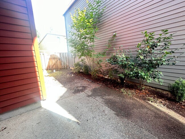 Building Photo - 3 Bedroom Beaverton Home with A/C!