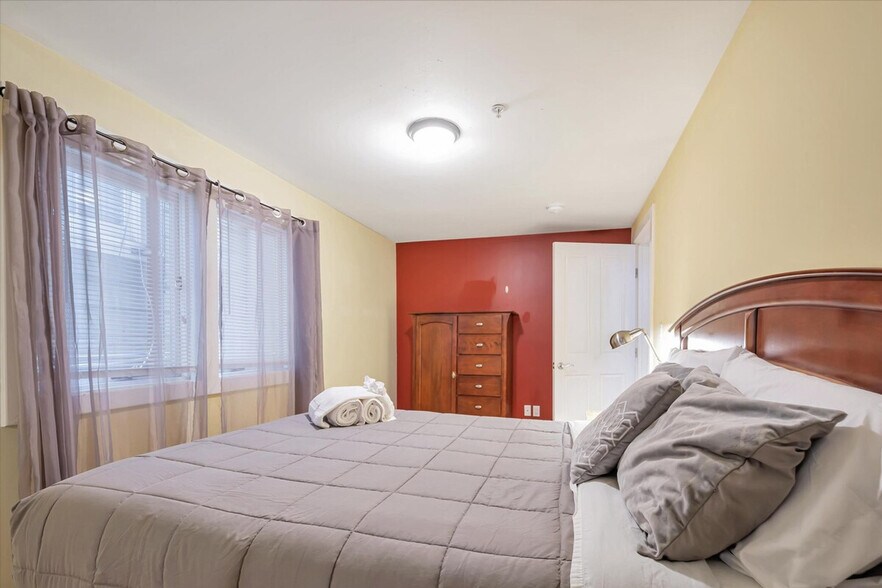 Building Photo - 2070 Pacific Ave