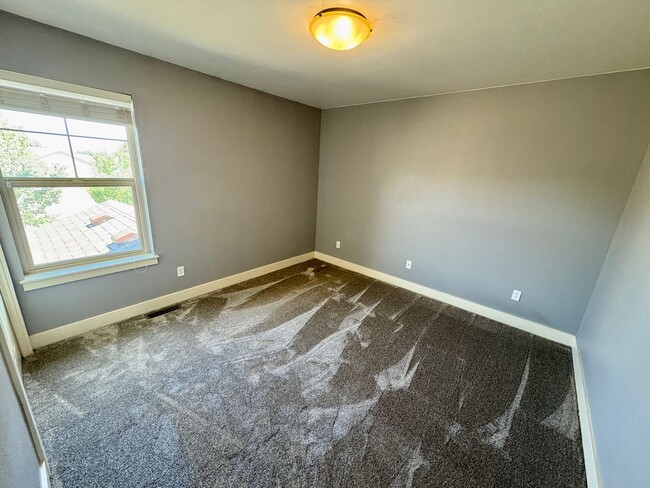 Building Photo - Beautiful West End Townhome – Spacious & M...