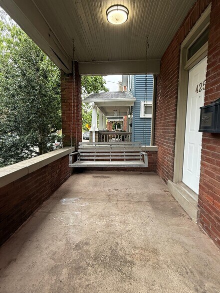 Building Photo - 425 Reinhard Ave