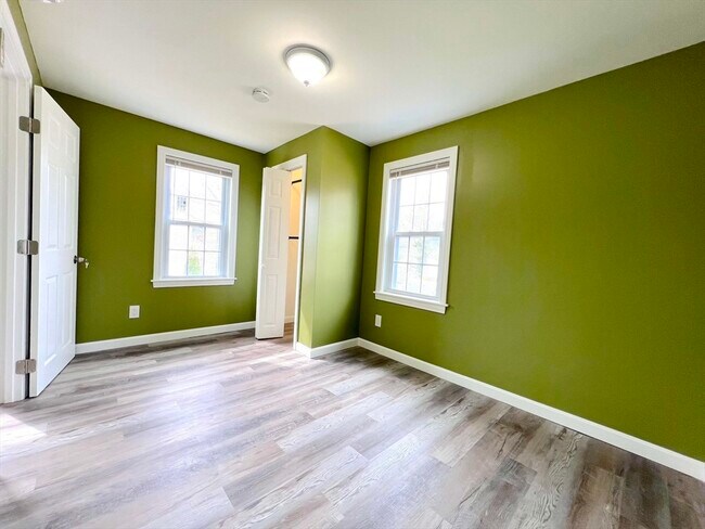 Building Photo - 156 Grinnell St