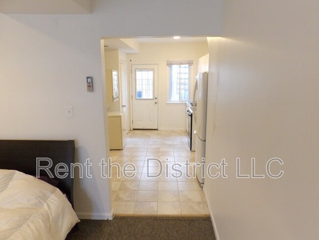 Building Photo - 403 M St NE