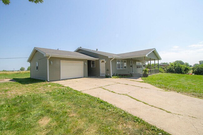 Building Photo - 1303 E Smiley Ln