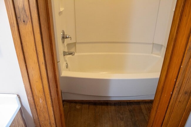 Building Photo - AVAILABLE FOR AUGUST 2026!  Large house ne...