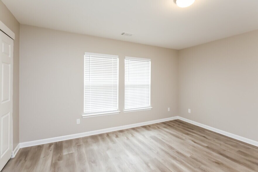 Building Photo - 315 Yellow Iris Rd SE