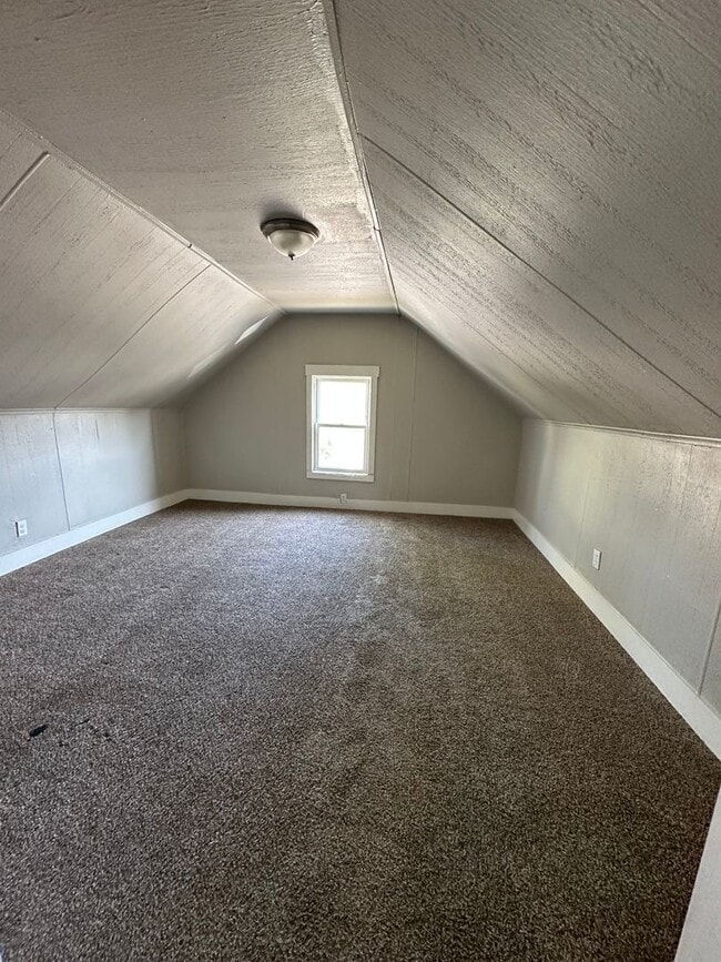 Building Photo - Multi Family Home 3 Bedroom and 1 Bath For Rent