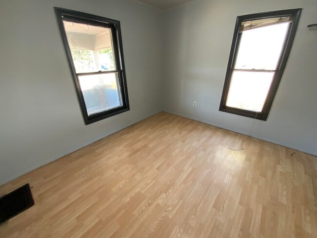 Building Photo - 17 Fairweight-