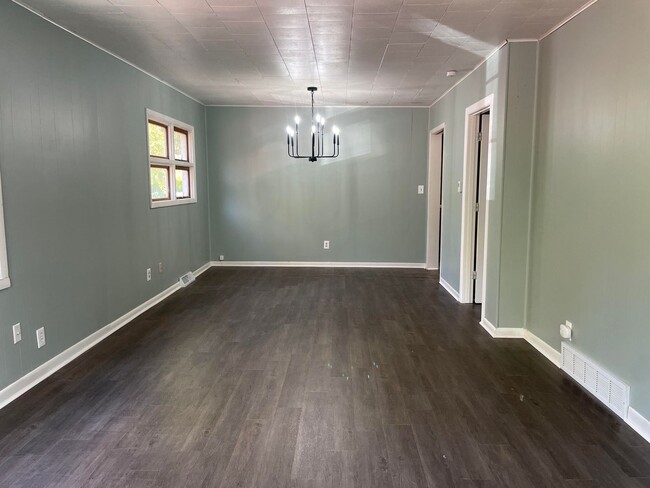 Building Photo - Inviting, Sunroom, Garage. PETS WELCOME