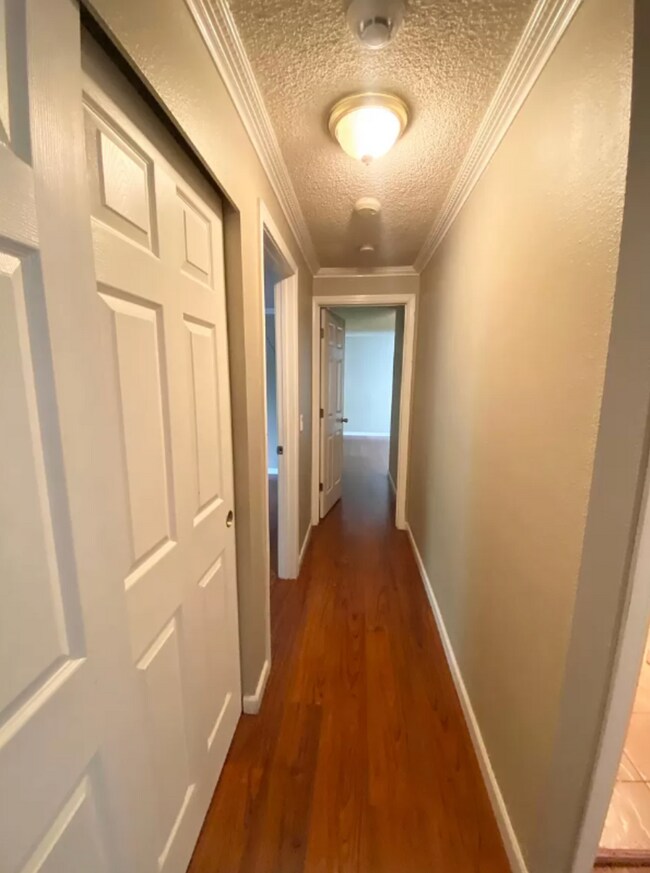 Building Photo - Spacious top floor condo with 3 sizable bedrooms & 2 baths