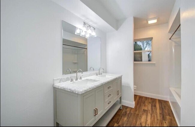 Building Photo - 17211 Rolling Creek Dr