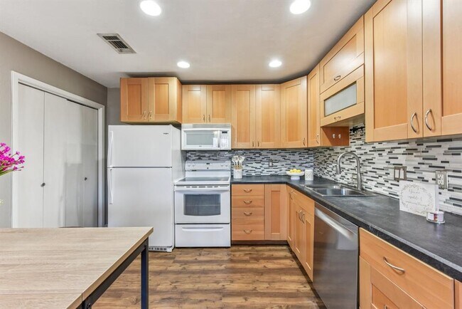 Building Photo - 1624 Aquarena Springs Dr