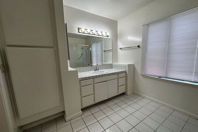 Building Photo - 4608 Saloma Ave