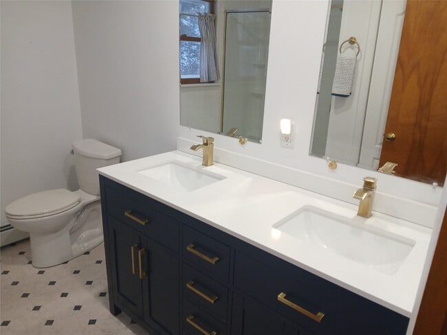 Building Photo - 5 Meadow Brook Ln