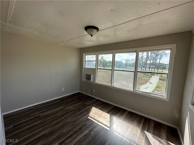 Building Photo - 8086 Heck Dr