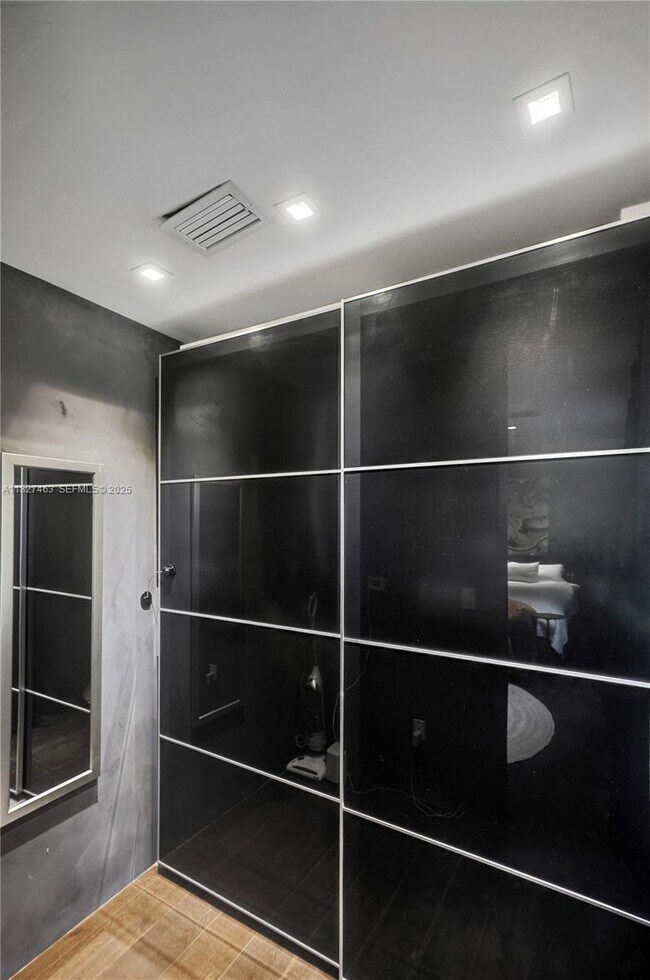 Building Photo - 669 NE 60th St