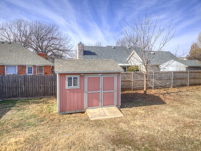 Building Photo - 3 Bedroom + Study + 3 car garage home located in the heart of Edmond!