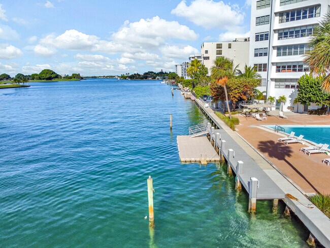 Building Photo - 9100 W Bay Harbor Dr