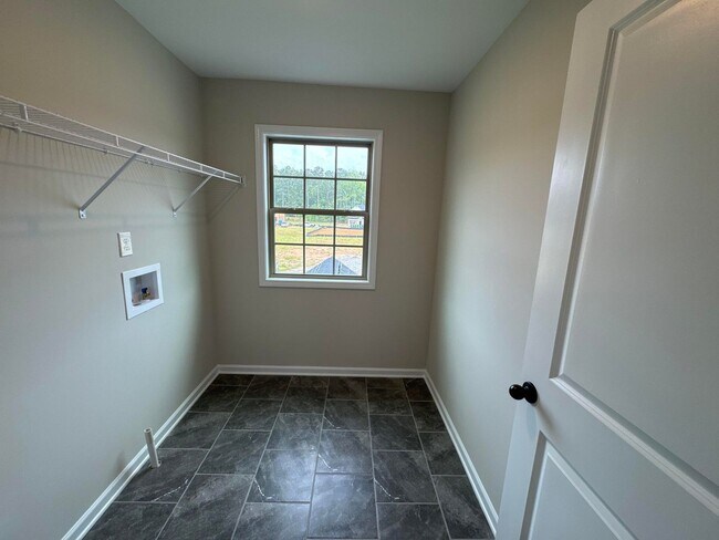 Building Photo - 5 Bedroom 3 Bathroom House