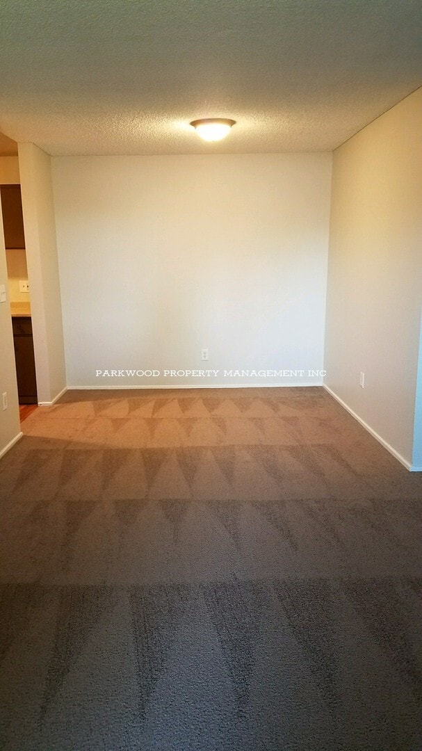 Building Photo - 2 Bedroom, North Tacoma, $1595 + $100 w/s/g = $1695.00, upper floor apartment