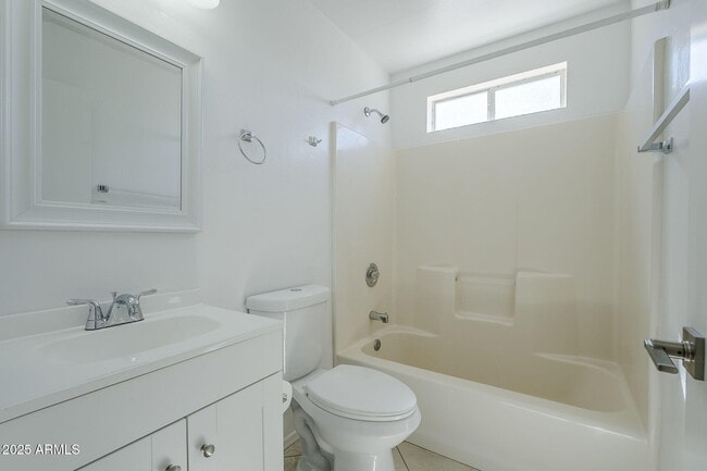 Building Photo - 678 S Silver Dr
