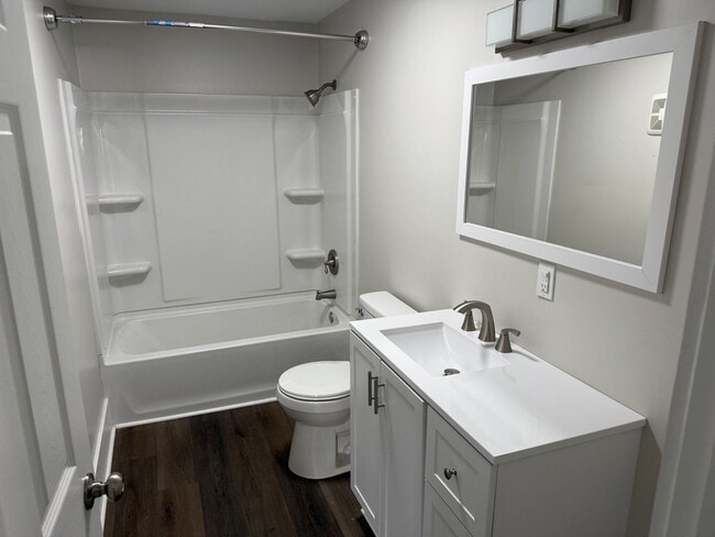 Building Photo - 3 bedroom, 1 bath Centrally located in town