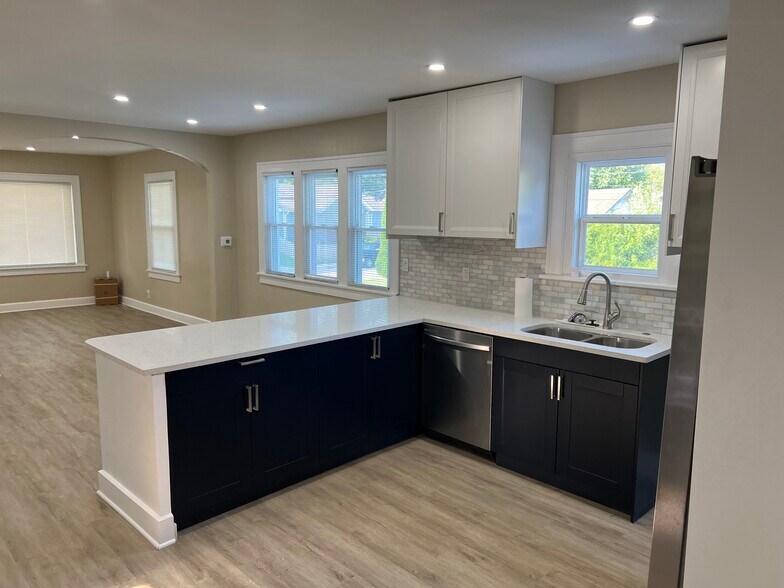 Building Photo - 623 W 40th St